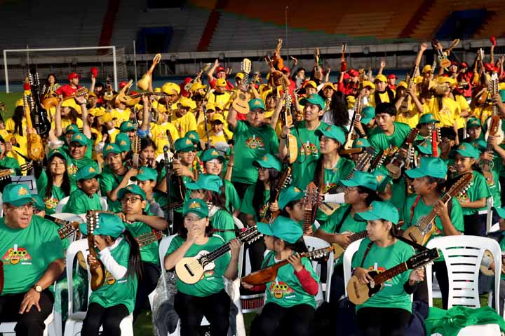 Cochabamba: Concierto de 2.000 músicos charanguistas, por el Guinness