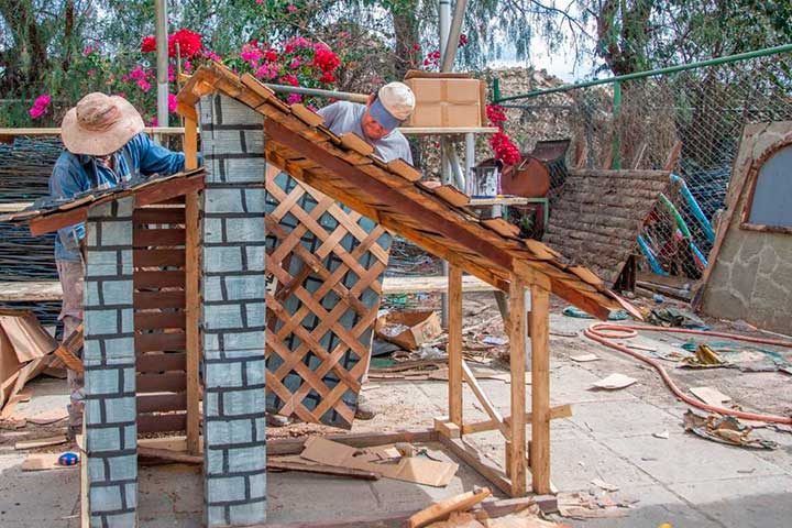 Elaboran pesebres con materiales reciclados para adornar la ciudad  