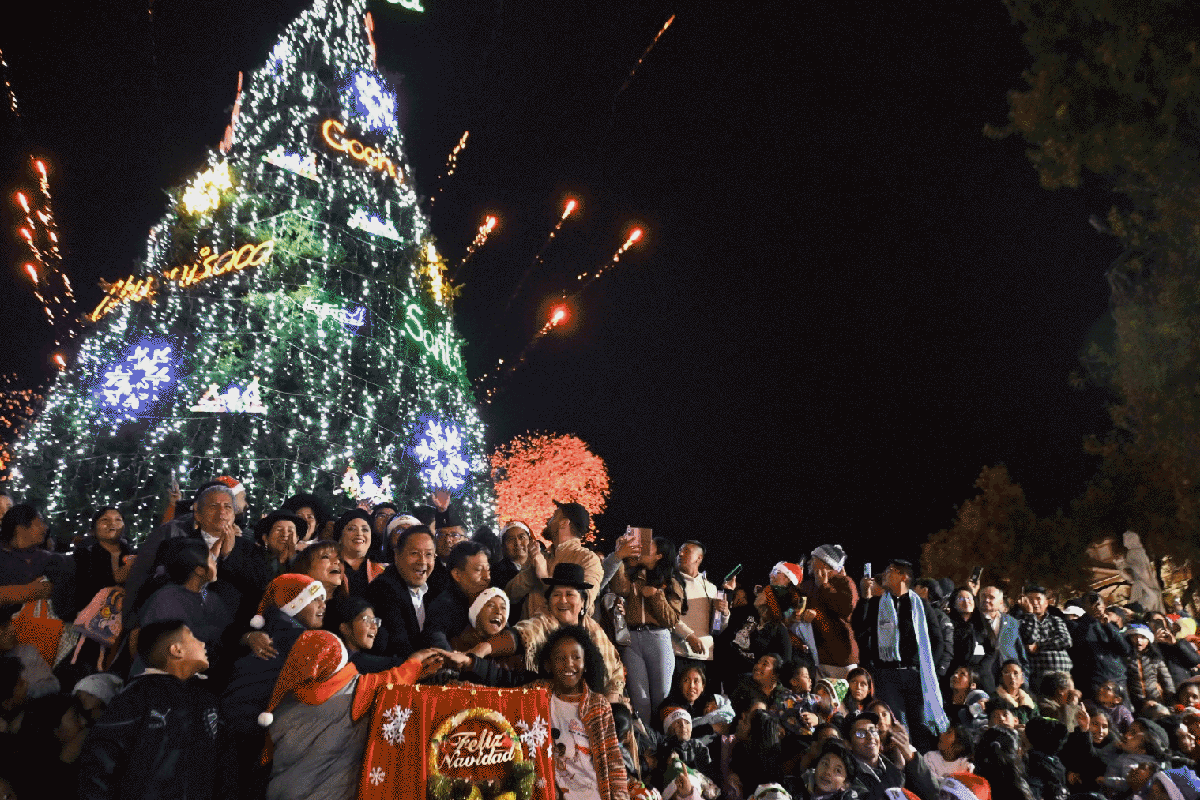 Presidente inicia los festejos de la Navidad con encendido de luces del árbol en plaza Murillo y exhorta a la paz