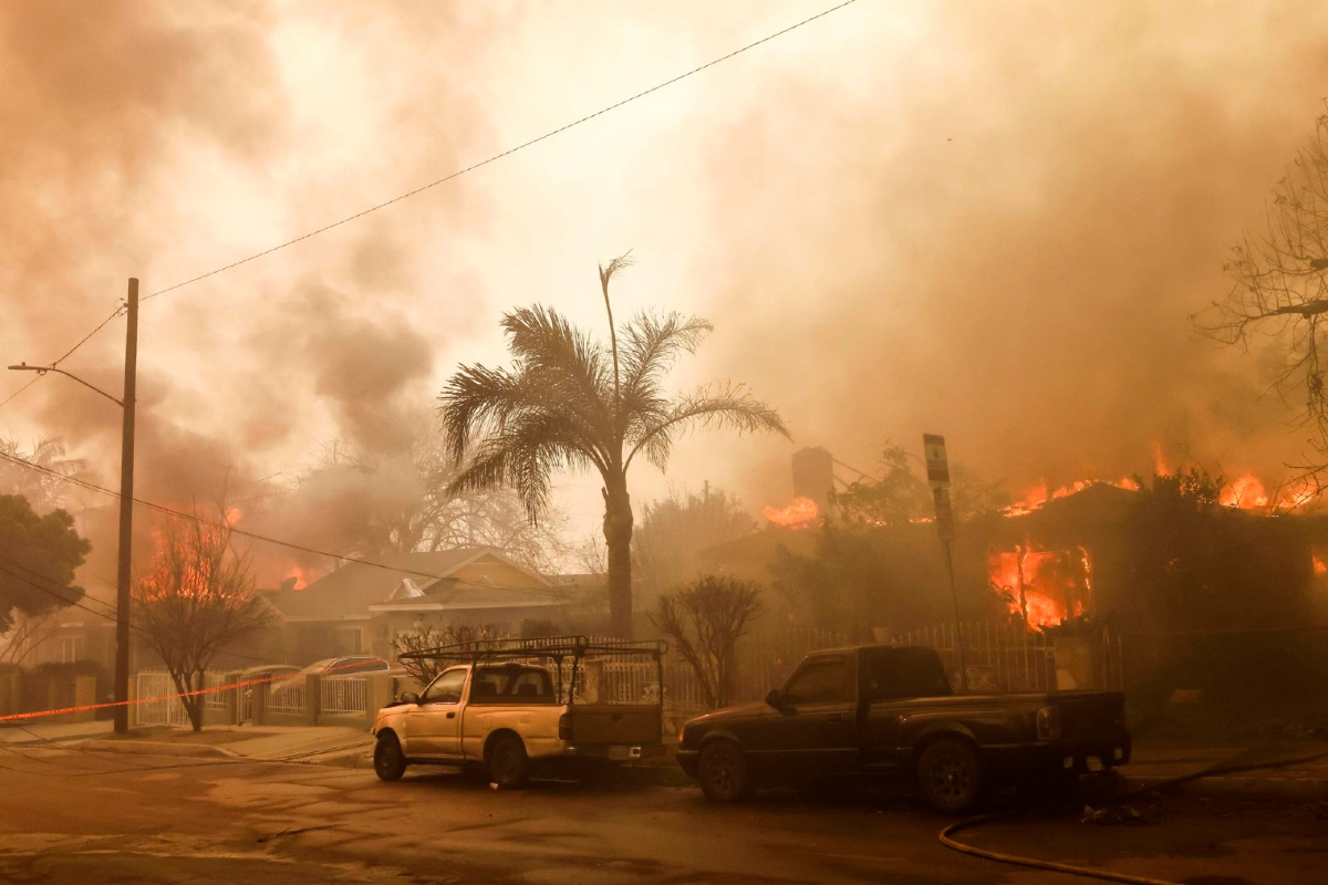 Incendio Forestal en Altadena, California: Más de 7.500 Bomberos Luchan Contra las Llamas y Casi 200.000 Evacuados