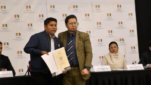 Leonardo Loza recibe su credencial y se alista para asumir la Gobernación de Cochabamba