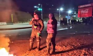 INTERVENCIÓN POLICIAL DESPEJA EL CRUCE TARATA Y DEJA 15 APREHENDIDOS
