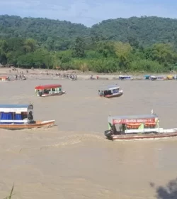 Temporalmente, se interrumpe el paso de chalanas debido al aumento del nivel del río Bermejo.